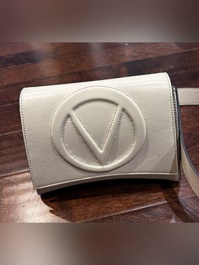 Like new!
Cream -colored Mario Valentino shoulder "V" logo emblem on the front!